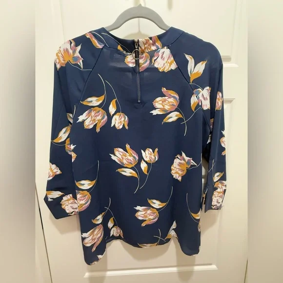 Daniel Rainn. Blue Floral, Zip Back Top. Size Petite Medium. - Picture 6 of 9